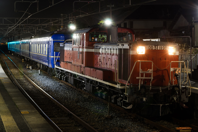 【JR東】24系客車を使用した〈天理臨〉が運転される（復路）を帯解駅で撮影した写真