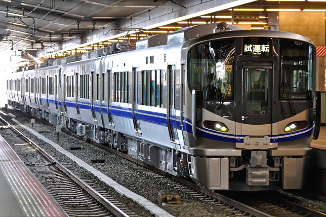 【JR西】521系J17/J18/J19編成甲種輸送及び試運転を大阪駅で撮影した写真