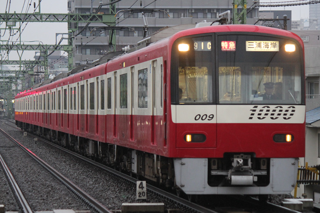 【京急】三浦国際市民マラソン開催に伴う臨時列車運転を仲木戸駅で撮影した写真
