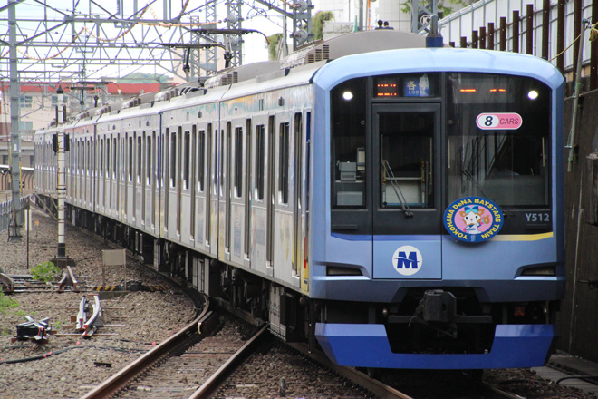 【横高】YOKOHAMA DeNA BAYSTARS TRAIN運行中を日吉駅で撮影した写真