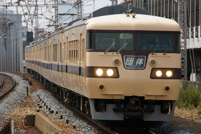 【JR西】117系T1編成を使用した団体専用列車を塚本駅で撮影した写真