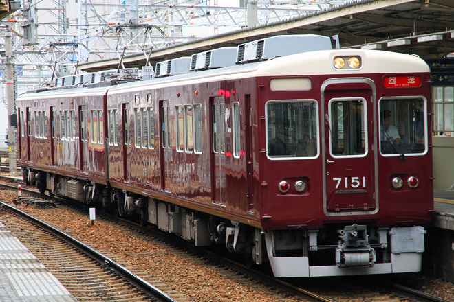 【阪急】宝塚線7000系7031F 正雀車庫へ回送を十三駅で撮影した写真