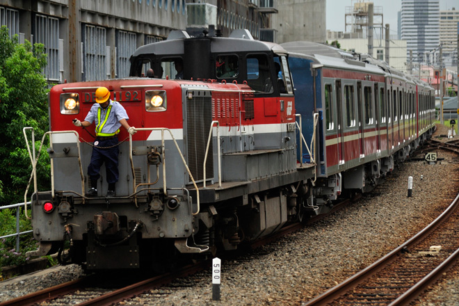 【京急】新1000形1355編成甲種輸送を兵庫駅で撮影した写真