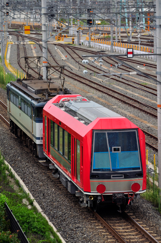【箱根】箱根登山鉄道3000形3002号 甲種輸送を吹田貨物ターミナル駅で撮影した写真