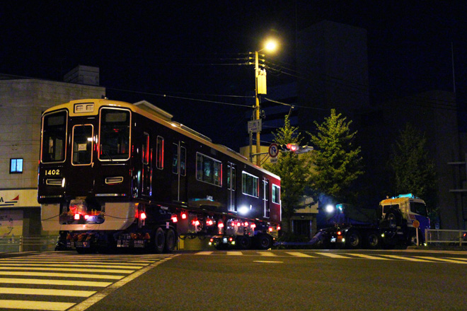 【阪急】1300系1302F 搬入陸送を大阪市内で撮影した写真