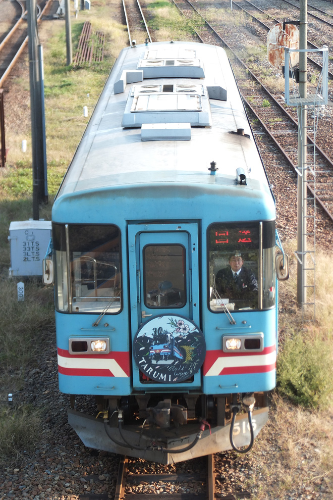 【樽見】ハイモ295-516に記念ヘッドマークが掲出されるを本巣駅付近で撮影した写真