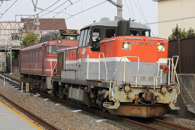 【JR貨】EF81-718方転回送を島本駅で撮影した写真
