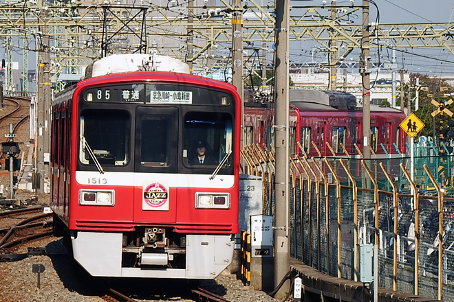 【京急】大師線「京急ジャズステーション」HM付列車を京急川崎駅で撮影した写真