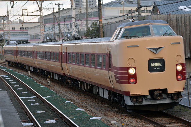【JR西】381系FE66編成吹田総合車両所出場を岸辺駅で撮影した写真