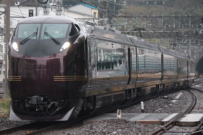 【JR東】E655系「和」使用　団体臨時列車運転を熱海駅で撮影した写真
