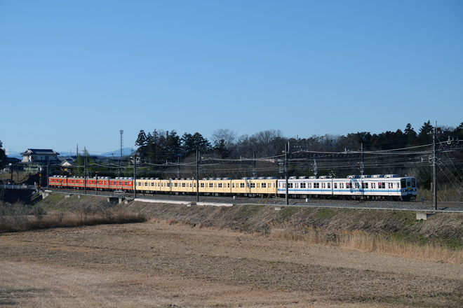 【東武】8000系3種類の塗装併結特別編成列車を東松山～高坂間で撮影した写真