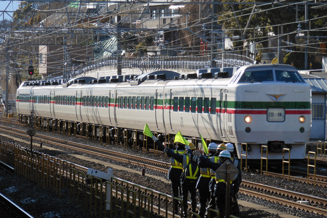 【JR東】189系M52編成使用 団体専用電車が運転を国府津駅で撮影した写真