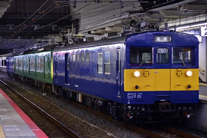 【JR西】115系R1編成 所属先へ回送を尼崎駅で撮影した写真