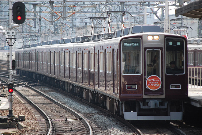 【阪急】宝塚線ダイヤ改正によるヘッドマークを十三駅で撮影した写真