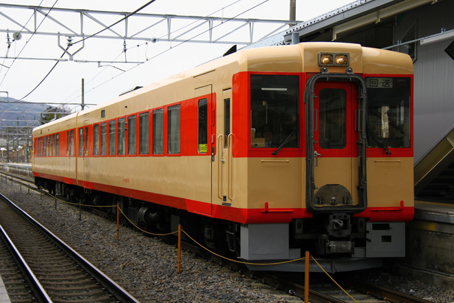【JR東】キハ110系国鉄急行色で出場を富士見駅で撮影した写真