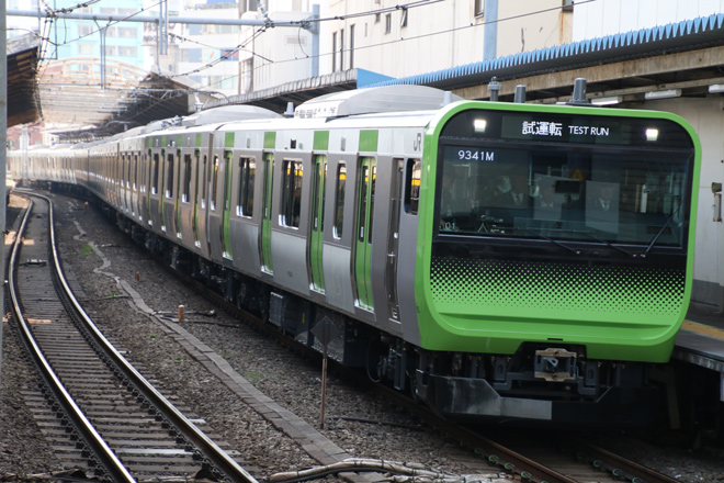 【JR東】E235系山手線で試運転を代々木駅で撮影した写真