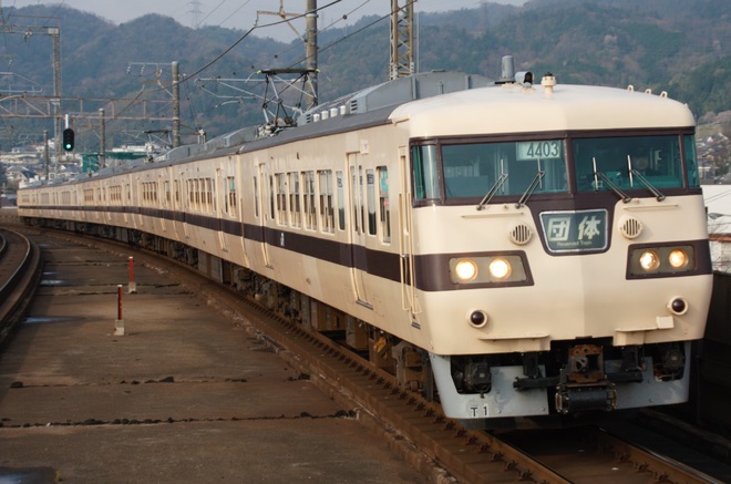 【JR西】117系T1編成による団体臨時列車運転を唐崎駅で撮影した写真