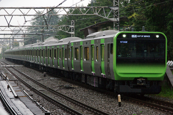 【JR東】E235系トウ01編成 田町センターへ回送を原宿駅で撮影した写真