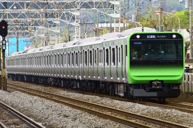 【JR東】E235系トウ01編成 東海道貨物線試運転を平塚駅で撮影した写真