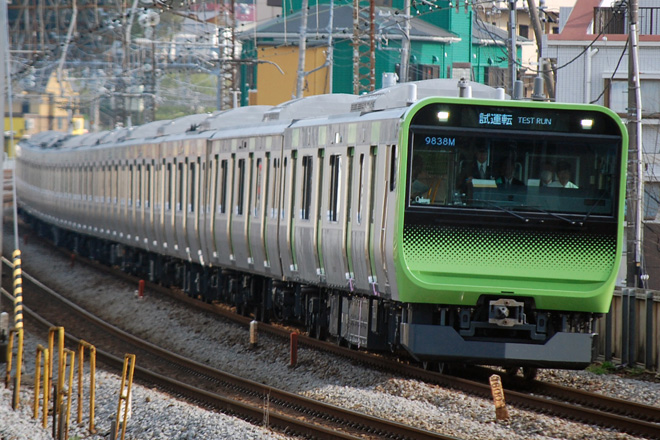 【JR東】E235系トウ01編成 東海道貨物線試運転を戸塚駅で撮影した写真