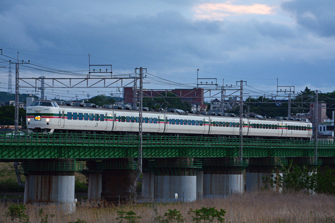 【JR東】189系M52編成 塗装変更後初のかいじ号運転を日野～立川間で撮影した写真