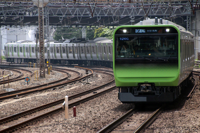 【JR東】E235系トウ01編成 山手線試運転を田町駅で撮影した写真