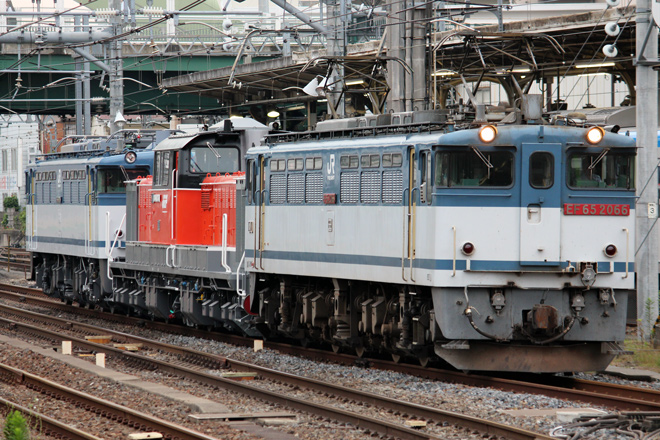 【JR貨】DD51-1801・EF65-2095大宮車両所出場を大宮駅で撮影した写真