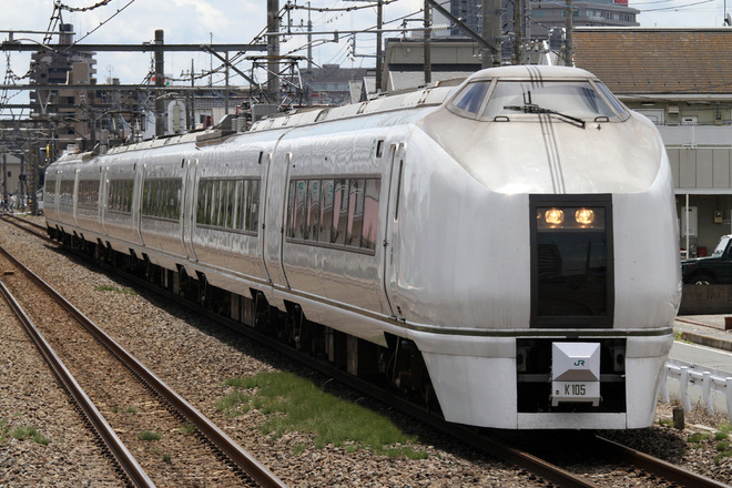 【JR東】651系カツK105編成による高崎線団体列車を北上尾駅で撮影した写真