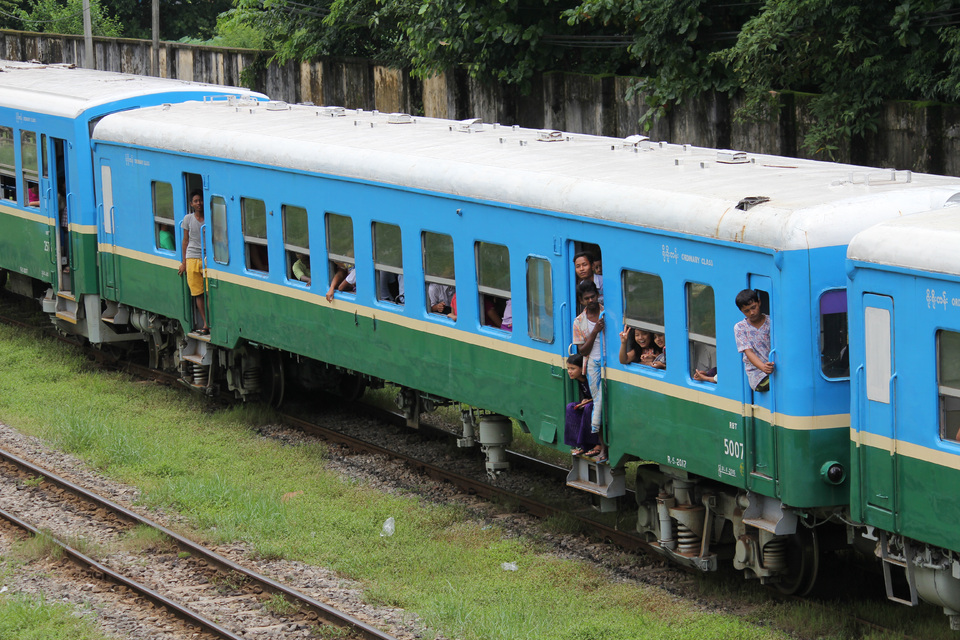 【MR】元キハ52、松浦鉄道車がトレーラー化されヤンゴンで運用中の拡大写真