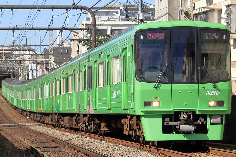 【京王】8000系が緑色の復刻塗装で運用開始の拡大写真