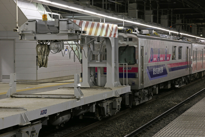 【京王】デワ600形がクヤ900形とチキ290形を挟んで回送を高幡不動駅で撮影した写真