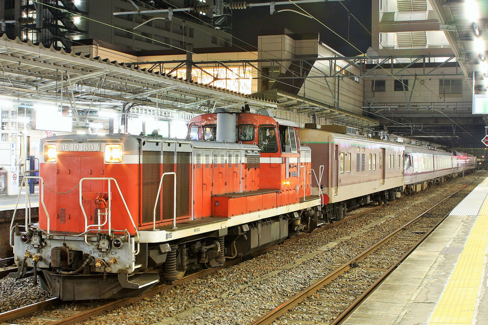 【JR東】DE10牽引リゾートエクスプレスゆう団体臨時列車送り込みの拡大写真