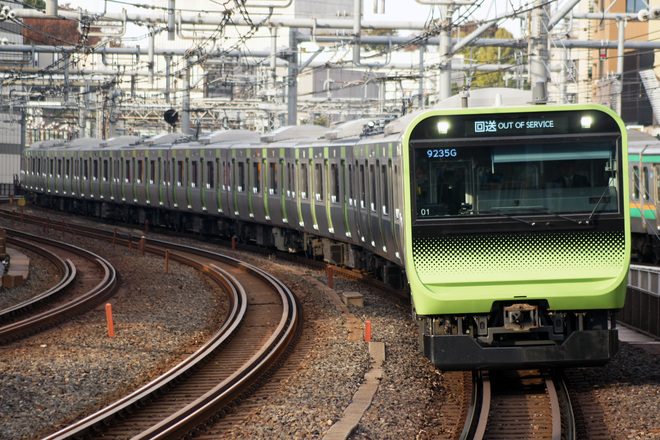 【JR東】E235系トウ01編成「初乗り 鎌倉・品川への旅」を御徒町駅で撮影した写真