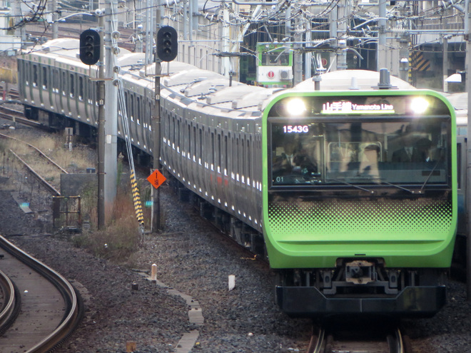 【JR東】E235系トウ01編成 営業運転開始を西日暮里駅で撮影した写真