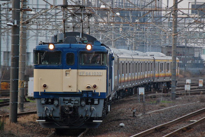 【JR東】 E233系8000番台 ナハN35編成 配給輸送を新川崎駅で撮影した写真