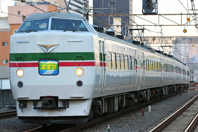 【JR東】189系M52編成使用の「あずさ87号」運転を高円寺駅で撮影した写真