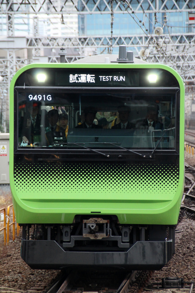 【JR東】E235系トウ01編成 性能確認試運転を田町駅で撮影した写真