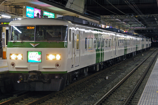 【JR東】はまかいじに斜めストライプ塗装が充当を八王子駅で撮影した写真