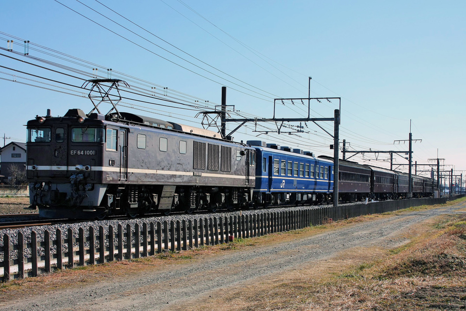 【JR東】EF64-1001牽引 オヤ12-1＋旧客返客回送の拡大写真