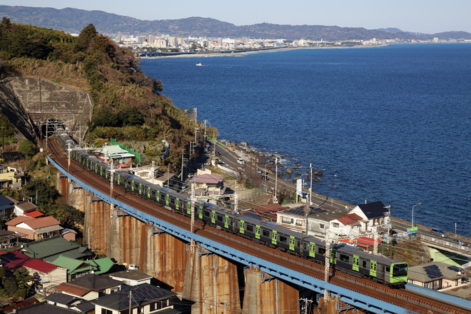 【JR東】E235系トウ01編成 東海道貨物線試運転を早川～根府川間で撮影した写真