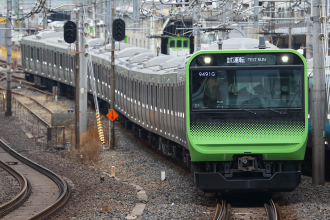 【JR東】E235系トウ01編成山手線外回り試運転を西日暮里駅で撮影した写真