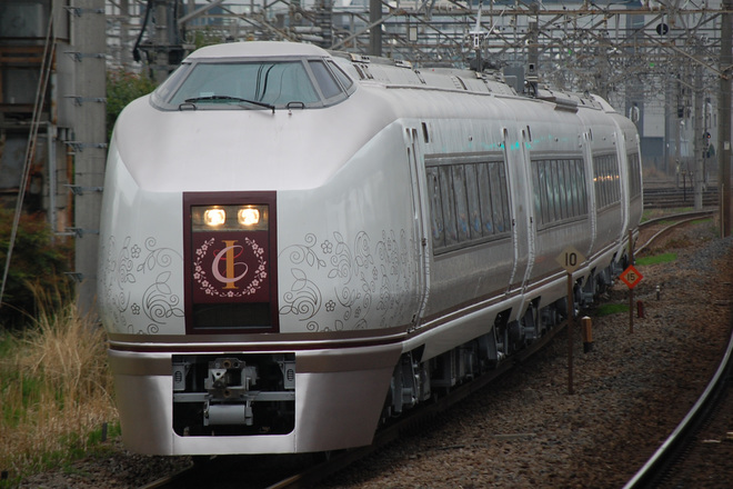 【JR東】 651系「IZU CRAILE(伊豆クレイル)」大宮総合車両センター出場を新川崎駅で撮影した写真