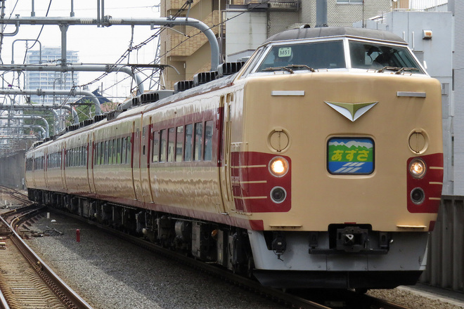 【JR東】189系M51編成使用「あずさ77号」運転を国立駅で撮影した写真