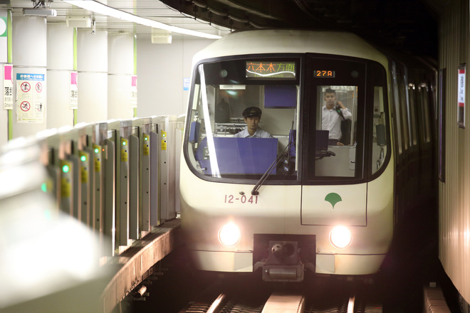 【都営】12-000形1次車2次車ファイナルランを落合南長崎駅で撮影した写真