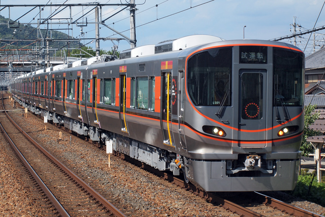 【JR西】323系LS01編成 試運転を島本駅で撮影した写真