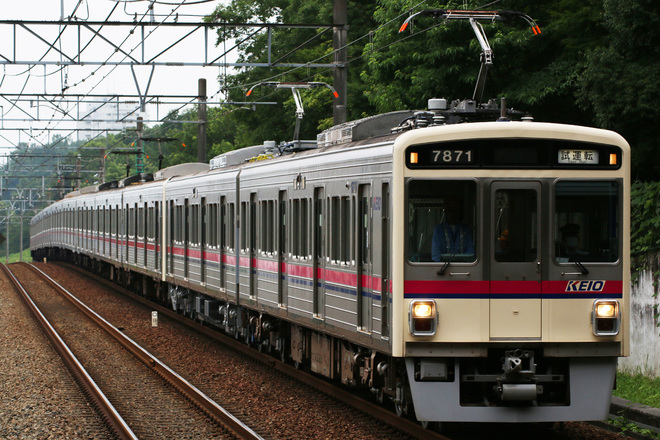【京王】7000系7421F+7706Fが逆組成で試運転を南大沢駅で撮影した写真