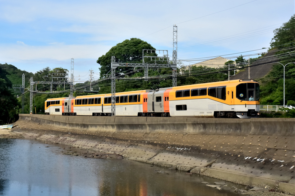 【近鉄】20000系 楽「ウルトラマン列車」運転の拡大写真