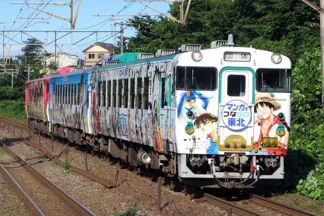 【JR東】キハ40・48系「マンガでつなGO東北 コミックトレイン」を国府多賀城駅で撮影した写真