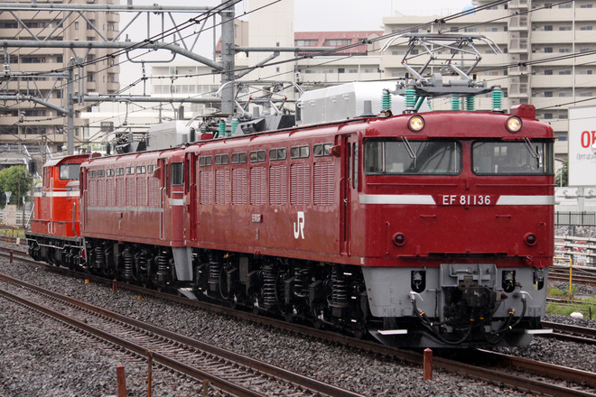 【JR東】EF81-81＋DD51-842 盛岡へ展示配給を蕨駅で撮影した写真
