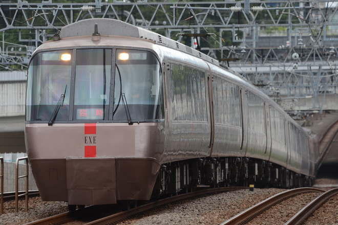 【小田急】EXE使用の湘南マリン号運転を喜多見駅で撮影した写真